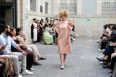 Real Academia Arte 'de Madrid Moda Haftası' nda 9 Eylül 2024 'te Devota y Lomba' nın tasarımını giyen bir model podyumda yürüyor.