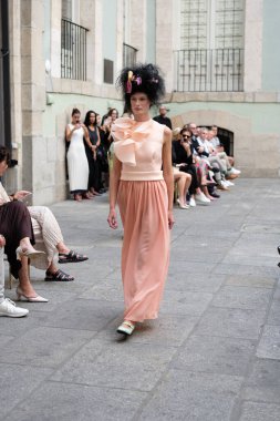 Real Academia Arte 'de Madrid Moda Haftası' nda 9 Eylül 2024 'te Devota y Lomba' nın tasarımını giyen bir model podyumda yürüyor.