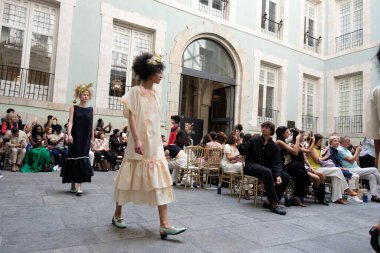 Real Academia Arte 'de Madrid Moda Haftası' nda 9 Eylül 2024 'te Devota y Lomba' nın tasarımını giyen bir model podyumda yürüyor.