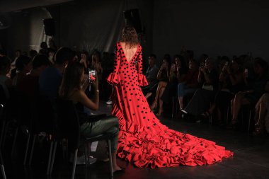 9 Eylül 2024 'te Serrania Belga' da Madrid Moda Haftası 'nda Penalver Brand' in tasarımını giyen bir model podyumda yürüyor.