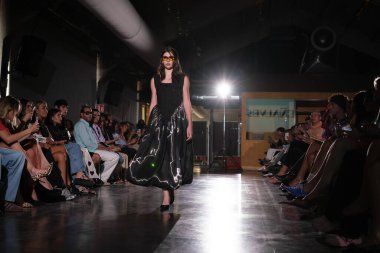 9 Eylül 2024 'te Serrania Belga' da Madrid Moda Haftası 'nda Penalver Brand' in tasarımını giyen bir model podyumda yürüyor.