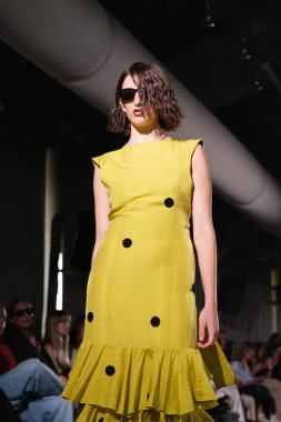 9 Eylül 2024 'te Serrania Belga' da Madrid Moda Haftası 'nda Penalver Brand' in tasarımını giyen bir model podyumda yürüyor.