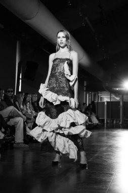 9 Eylül 2024 'te Serrania Belga' da Madrid Moda Haftası 'nda Penalver Brand' in tasarımını giyen bir model podyumda yürüyor.