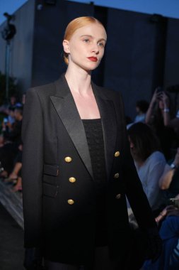 9 Eylül 2024 'te Serrania Belga' da Madrid Moda Haftası sırasında Extreme Collection tarafından tasarlanmış bir tasarım giyen bir model podyumda yürüyor.