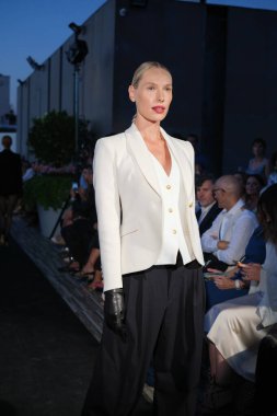 9 Eylül 2024 'te Serrania Belga' da Madrid Moda Haftası sırasında Extreme Collection tarafından tasarlanmış bir tasarım giyen bir model podyumda yürüyor.