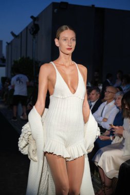 9 Eylül 2024 'te Serrania Belga' da Madrid Moda Haftası sırasında Extreme Collection tarafından tasarlanmış bir tasarım giyen bir model podyumda yürüyor.