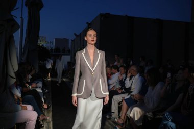 9 Eylül 2024 'te Serrania Belga' da Madrid Moda Haftası sırasında Extreme Collection tarafından tasarlanmış bir tasarım giyen bir model podyumda yürüyor.