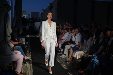 9 Eylül 2024 'te Serrania Belga' da Madrid Moda Haftası sırasında Extreme Collection tarafından tasarlanmış bir tasarım giyen bir model podyumda yürüyor.