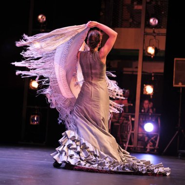 Dansçı Luca Ruibal, Madrid 'deki Canal Tiyatrosu' nda Suma Flemenca adlı gösterinin sunumu sırasında sahne alır. 10 Eylül 2024 İspanya