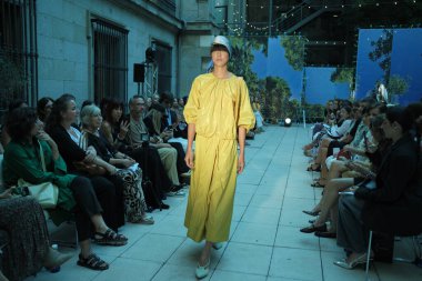 Madrid Moda Haftası 'nda Javier Delafuente' nin tasarladığı tasarımı giyen bir manken 10 Eylül 2024 'te İspanya' da Real Academia Arte 'de podyumda yürüyor.