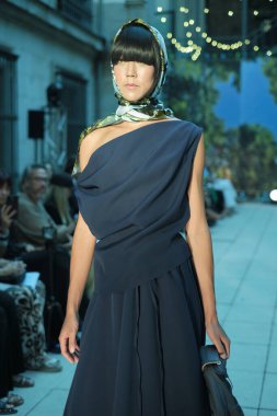 Madrid Moda Haftası 'nda Javier Delafuente' nin tasarladığı tasarımı giyen bir manken 10 Eylül 2024 'te İspanya' da Real Academia Arte 'de podyumda yürüyor.