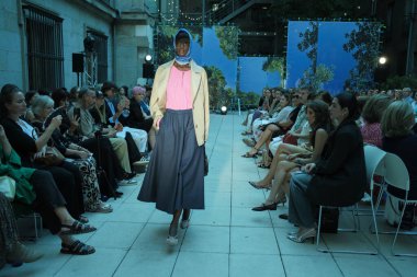 Madrid Moda Haftası 'nda Javier Delafuente' nin tasarladığı tasarımı giyen bir manken 10 Eylül 2024 'te İspanya' da Real Academia Arte 'de podyumda yürüyor.