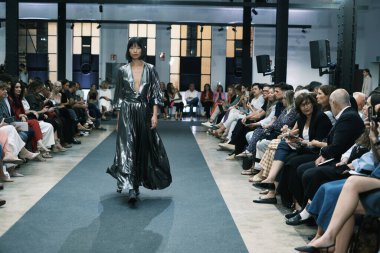 Real Academia Arte 'de Madrid Moda Haftası sırasında Roberto Verino' nun tasarımı ile podyumda yürüyen bir manken, 10 Eylül 2024 İspanya