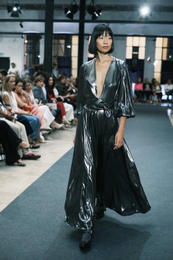 Real Academia Arte 'de Madrid Moda Haftası sırasında Roberto Verino' nun tasarımı ile podyumda yürüyen bir manken, 10 Eylül 2024 İspanya