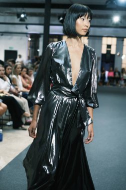 Real Academia Arte 'de Madrid Moda Haftası sırasında Roberto Verino' nun tasarımı ile podyumda yürüyen bir manken, 10 Eylül 2024 İspanya