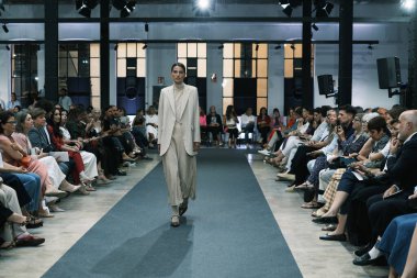 Real Academia Arte 'de Madrid Moda Haftası sırasında Roberto Verino' nun tasarımı ile podyumda yürüyen bir manken, 10 Eylül 2024 İspanya