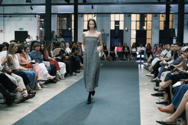 Real Academia Arte 'de Madrid Moda Haftası sırasında Roberto Verino' nun tasarımı ile podyumda yürüyen bir manken, 10 Eylül 2024 İspanya