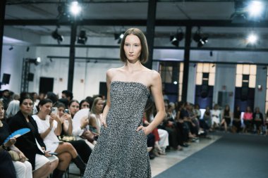 Real Academia Arte 'de Madrid Moda Haftası sırasında Roberto Verino' nun tasarımı ile podyumda yürüyen bir manken, 10 Eylül 2024 İspanya