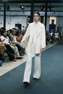 Real Academia Arte 'de Madrid Moda Haftası sırasında Roberto Verino' nun tasarımı ile podyumda yürüyen bir manken, 10 Eylül 2024 İspanya