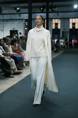 Real Academia Arte 'de Madrid Moda Haftası sırasında Roberto Verino' nun tasarımı ile podyumda yürüyen bir manken, 10 Eylül 2024 İspanya