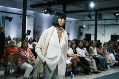 Real Academia Arte 'de Madrid Moda Haftası sırasında Roberto Verino' nun tasarımı ile podyumda yürüyen bir manken, 10 Eylül 2024 İspanya