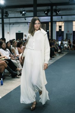 Real Academia Arte 'de Madrid Moda Haftası sırasında Roberto Verino' nun tasarımı ile podyumda yürüyen bir manken, 10 Eylül 2024 İspanya