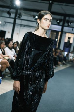 Real Academia Arte 'de Madrid Moda Haftası sırasında Roberto Verino' nun tasarımı ile podyumda yürüyen bir manken, 10 Eylül 2024 İspanya