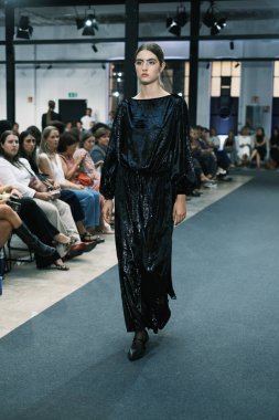 Real Academia Arte 'de Madrid Moda Haftası sırasında Roberto Verino' nun tasarımı ile podyumda yürüyen bir manken, 10 Eylül 2024 İspanya