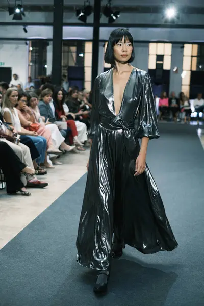 Real Academia Arte 'de Madrid Moda Haftası sırasında Roberto Verino' nun tasarımı ile podyumda yürüyen bir manken, 10 Eylül 2024 İspanya