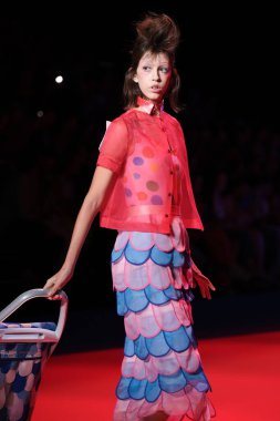 IFERMA 'da Mercedes-Benz Moda Haftası sırasında Agatha Ruiz de la Prada tarafından tasarlanmış bir tasarım giyen bir model podyumda yürüyor, 12 Eylül 2024 İspanya