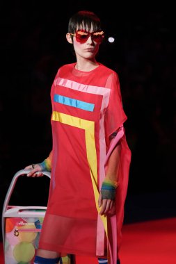 IFERMA 'da Mercedes-Benz Moda Haftası sırasında Agatha Ruiz de la Prada tarafından tasarlanmış bir tasarım giyen bir model podyumda yürüyor, 12 Eylül 2024 İspanya