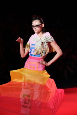 IFERMA 'da Mercedes-Benz Moda Haftası sırasında Agatha Ruiz de la Prada tarafından tasarlanmış bir tasarım giyen bir model podyumda yürüyor, 12 Eylül 2024 İspanya