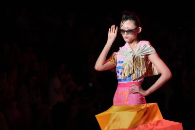 IFERMA 'da Mercedes-Benz Moda Haftası sırasında Agatha Ruiz de la Prada tarafından tasarlanmış bir tasarım giyen bir model podyumda yürüyor, 12 Eylül 2024 İspanya