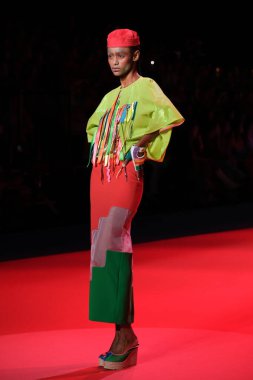 IFERMA 'da Mercedes-Benz Moda Haftası sırasında Agatha Ruiz de la Prada tarafından tasarlanmış bir tasarım giyen bir model podyumda yürüyor, 12 Eylül 2024 İspanya
