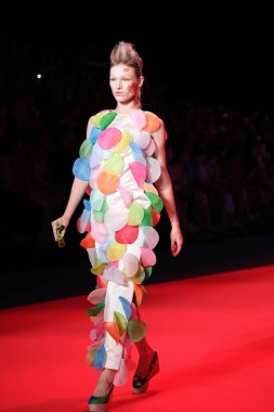 IFERMA 'da Mercedes-Benz Moda Haftası sırasında Agatha Ruiz de la Prada tarafından tasarlanmış bir tasarım giyen bir model podyumda yürüyor, 12 Eylül 2024 İspanya