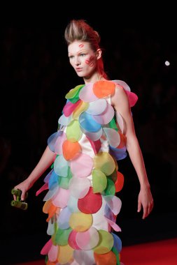 IFERMA 'da Mercedes-Benz Moda Haftası sırasında Agatha Ruiz de la Prada tarafından tasarlanmış bir tasarım giyen bir model podyumda yürüyor, 12 Eylül 2024 İspanya