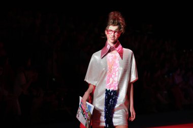 IFERMA 'da Mercedes-Benz Moda Haftası sırasında Agatha Ruiz de la Prada tarafından tasarlanmış bir tasarım giyen bir model podyumda yürüyor, 12 Eylül 2024 İspanya