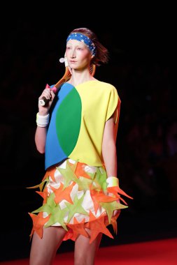 IFERMA 'da Mercedes-Benz Moda Haftası sırasında Agatha Ruiz de la Prada tarafından tasarlanmış bir tasarım giyen bir model podyumda yürüyor, 12 Eylül 2024 İspanya