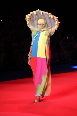 IFERMA 'da Mercedes-Benz Moda Haftası sırasında Agatha Ruiz de la Prada tarafından tasarlanmış bir tasarım giyen bir model podyumda yürüyor, 12 Eylül 2024 İspanya