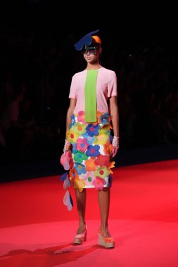 IFERMA 'da Mercedes-Benz Moda Haftası sırasında Agatha Ruiz de la Prada tarafından tasarlanmış bir tasarım giyen bir model podyumda yürüyor, 12 Eylül 2024 İspanya