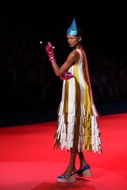 IFERMA 'da Mercedes-Benz Moda Haftası sırasında Agatha Ruiz de la Prada tarafından tasarlanmış bir tasarım giyen bir model podyumda yürüyor, 12 Eylül 2024 İspanya