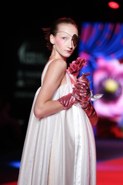 IFERMA 'da Mercedes-Benz Moda Haftası sırasında Agatha Ruiz de la Prada tarafından tasarlanmış bir tasarım giyen bir model podyumda yürüyor, 12 Eylül 2024 İspanya