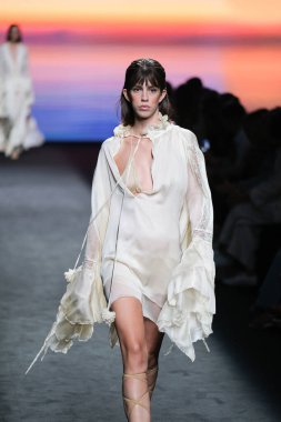 IFERMA 'da Mercedes-Benz Moda Haftası Madrid' de 12 Eylül 2024 'te Odette Alvarez' in tasarladığı tasarımı giyen bir model podyumda yürüyor.