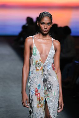 IFERMA 'da Mercedes-Benz Moda Haftası Madrid' de 12 Eylül 2024 'te Odette Alvarez' in tasarladığı tasarımı giyen bir model podyumda yürüyor.