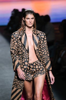 IFERMA 'da Mercedes-Benz Moda Haftası Madrid' de 12 Eylül 2024 'te Odette Alvarez' in tasarladığı tasarımı giyen bir model podyumda yürüyor.