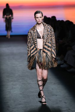 IFERMA 'da Mercedes-Benz Moda Haftası Madrid' de 12 Eylül 2024 'te Odette Alvarez' in tasarladığı tasarımı giyen bir model podyumda yürüyor.