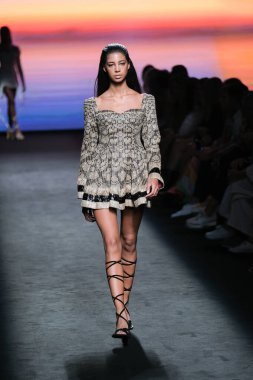IFERMA 'da Mercedes-Benz Moda Haftası Madrid' de 12 Eylül 2024 'te Odette Alvarez' in tasarladığı tasarımı giyen bir model podyumda yürüyor.