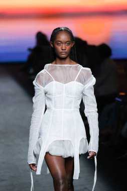 IFERMA 'da Mercedes-Benz Moda Haftası Madrid' de 12 Eylül 2024 'te Odette Alvarez' in tasarladığı tasarımı giyen bir model podyumda yürüyor.