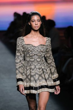 IFERMA 'da Mercedes-Benz Moda Haftası Madrid' de 12 Eylül 2024 'te Odette Alvarez' in tasarladığı tasarımı giyen bir model podyumda yürüyor.