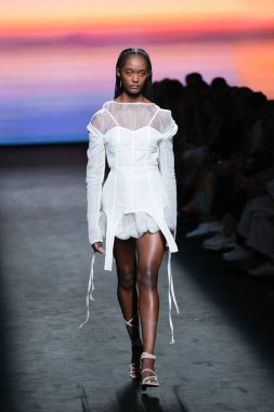 IFERMA 'da Mercedes-Benz Moda Haftası Madrid' de 12 Eylül 2024 'te Odette Alvarez' in tasarladığı tasarımı giyen bir model podyumda yürüyor.